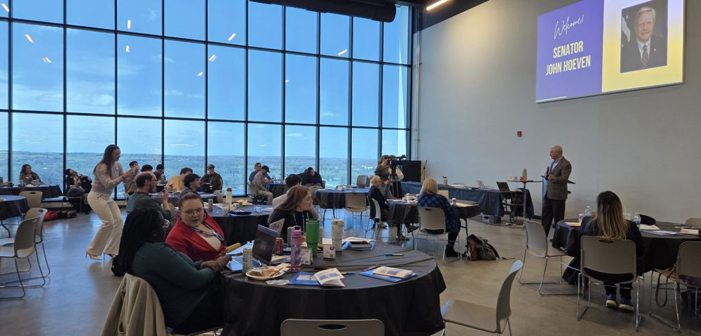 Senator Hoeven speaks to crowd at round tables for NDSGC annual meeting