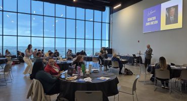 Senator Hoeven speaks to crowd at round tables for NDSGC annual meeting